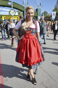 Damen-Wiesn 2015 von Unternehmerin Regine Sixt auf dem Oktoberfest in München