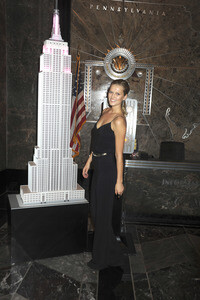 Toni Garrn schaltet das Licht am Empire Stae Building an in New York