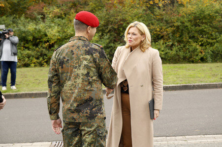 Julia Klöckner beim Besuch der Artillerieschule der Bundeswehr in Idar-Oberstein