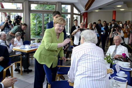 Angela Merkel besucht ein Altenheim in Paderborn
