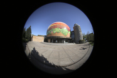 Zeiss-Großplanetarium wird zum 30m großen Burger, Berlin