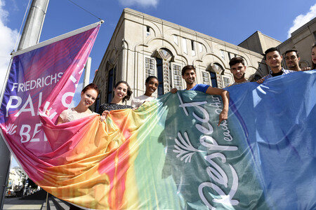Hissung der 'Colours of Respect' Flagge in Berlin