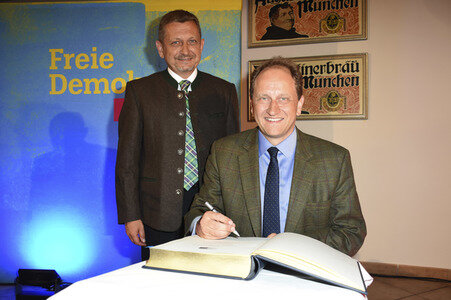 Liberaler Bieranstich der FDP in Grasbrunn