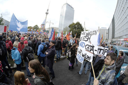 'Die Waffen nieder!' Demo in Berlin