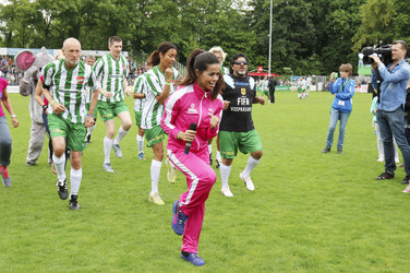 Charity-Fußballspiel 'Kicken mit Herz' in Hamburg