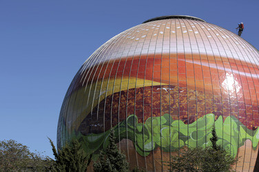 Zeiss-Großplanetarium wird zum 30m großen Burger, Berlin