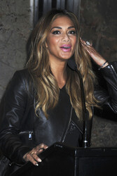 Nicole Scherzinger beleuchtet das Empire State Building in New York