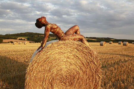 NATURE ART: Auf einem Feld in der Abendsonne / On a Field in the Evening Sun Bodypainting