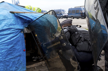 Französische Polizei räumt Flüchtlingslager bei Calais