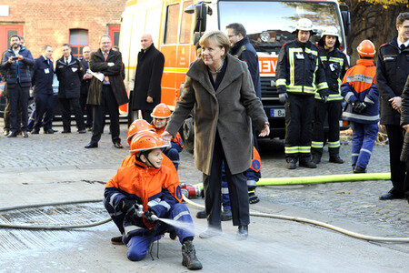 Angela Merkel besucht Jugendfeuerwehr in Berlin