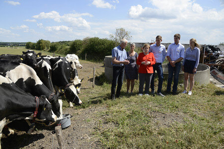 Angela Merkel besucht einen Milchbauernhof in Nienborstel