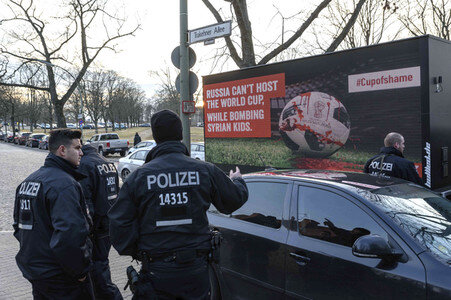 Avaaz Protesst gegen die Fußball-WM in Berlin