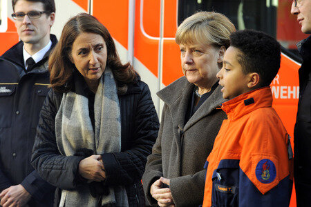 Angela Merkel besucht Jugendfeuerwehr in Berlin