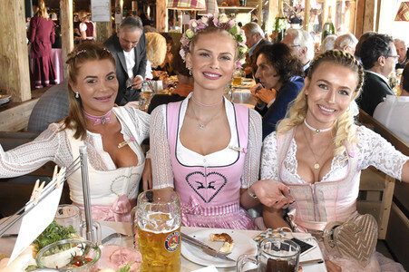 Barbie Wiesntreff in Käfers Wiesn-Schänke beim Oktoberfest 2018 in München