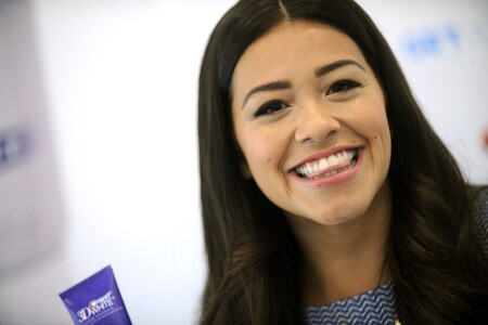 Gina Rodriguez präsentiert ein neues 3D White Produkt in New York