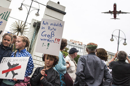 Demo für die Schließung des Flughafens Tegel in Berlin