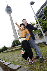 Bai Ling mit Entourage in Düsseldorf