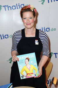 Enie van de Meiklokjes signiert ihr neues Buch 'Handmade' in Hamburg