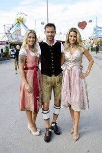 Oktoberfest-Anstich im Fisch Bäda Wiesnstadl in München