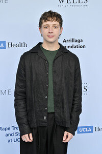 Rape Treatment Center and Stuart House Brunch mit dem Cast von 'The Pitt' in Los Angeles