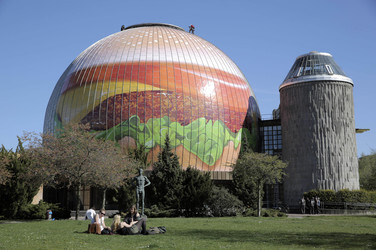 Zeiss-Großplanetarium wird zum 30m großen Burger, Berlin
