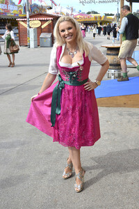 Oktoberfest-Anstich im Fisch Bäda Wiesnstadl in München