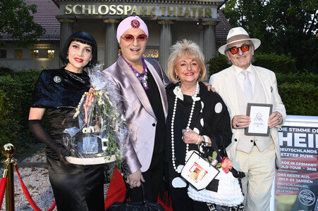 Theaterpremiere 'Der eingebildet Kranke' und 90. Geburtstag von Dieter Hallervorden in Berlin