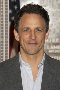 Seth Meyers schaltet das Licht am Empire State Building ein in New York