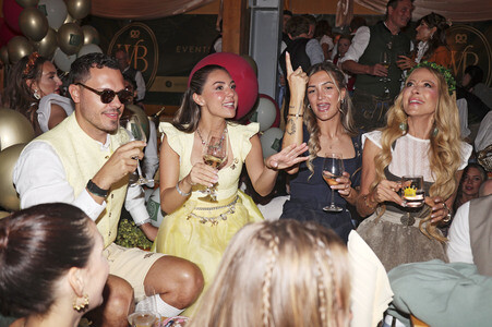 Cathy Hummels Wiesn-Bummel beim Oktoberfest 2026 in München
