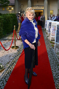 Theaterpremiere 'Der eingebildet Kranke' und 90. Geburtstag von Dieter Hallervorden in Berlin