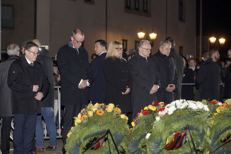 Kranzniederlegung in Gedenken der Opfer ein Jahr nach dem Anschlag auf den Weihnachtsmarkt in Magdeburg