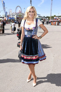 3. Wiesn Charity Lunch im Festzelt Zur Bratwurst beim Oktoberfest 2018 in München