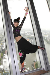 Bai Ling mit Entourage in Düsseldorf