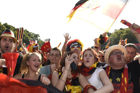 Fanmeile beim UEFA-Fußball-Europameisterschaft 2016 Spiel Deutschland gegen Nordirland in Berlin