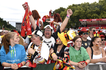Fans beim UEFA-Fußball-Europameisterschaft 2016 Spiel Deutschland gegen Polen in Berlin