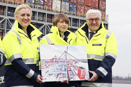 Frank-Walter Steinmeier besichtigt den HHLA Container Terminal Altenwerder in Hamburg