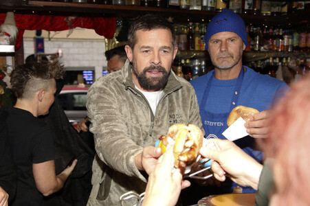 Benefizaktion mit Promi-Charity-Grillen in Berlin