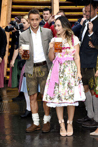 FC Bayern Team auf dem Oktoberfest in München
