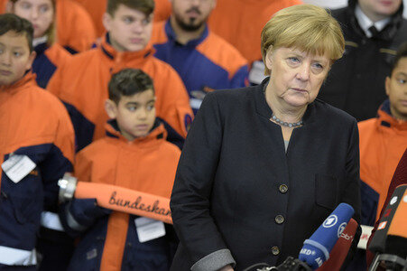 Angela Merkel besucht Jugendfeuerwehr in Berlin