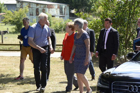 Angela Merkel besucht einen Milchbauernhof in Nienborstel