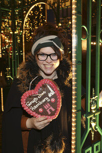 Jana Meyerdierks und Carolina Gorun auf dem Weihnachtsmarkt in Hamburg