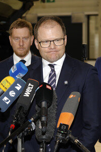 Carsten Schneider beim Besuch des VW-Werks in Zwickau