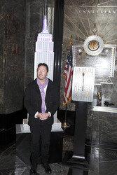 Jullian Lennon und die Lupus Foundation schalten lila Licht am Empire State Building an, New York