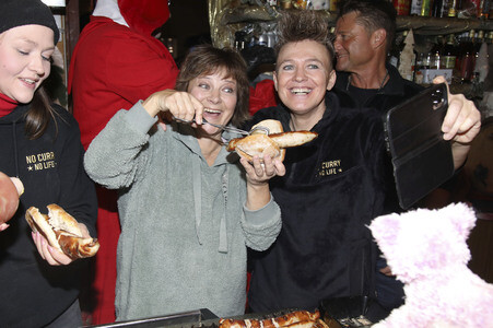 Benefizaktion mit Promi-Charity-Grillen in Berlin