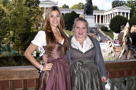 Barbie Wiesntreff in Käfers Wiesn-Schänke beim Oktoberfest 2018 in München