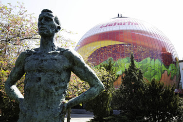 Zeiss-Großplanetarium Berlin als 30m großen Burger