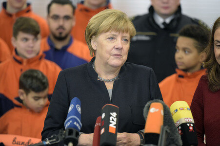 Angela Merkel besucht Jugendfeuerwehr in Berlin