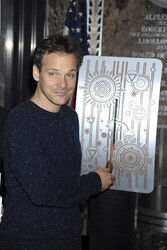 Peter Sarsgaard beleuchtet Empire State Building rot, New York
