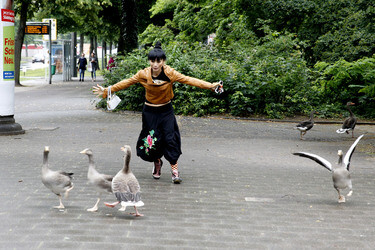 Bai Ling mit Entourage in Düsseldorf
