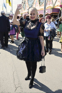 Damen-Wiesn 2015 von Unternehmerin Regine Sixt auf dem Oktoberfest in München